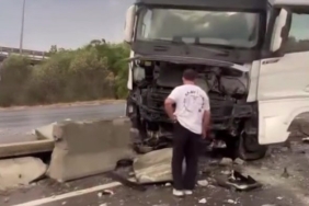 Seyir halindeki tır beton bariyere çarptı