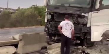 Seyir halindeki tır beton bariyere çarptı