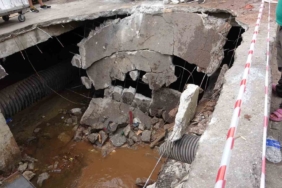 Beton zemin çöktü, hafriyat kamyonu içine düştü