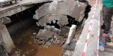 Beton zemin çöktü, hafriyat kamyonu içine düştü