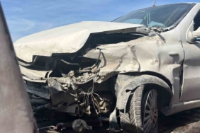 Kocaeli’de bariyerlere çarpan otomobildeki 4 kişi yaralandı