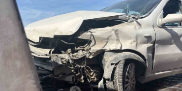 Kocaeli’de bariyerlere çarpan otomobildeki 4 kişi yaralandı