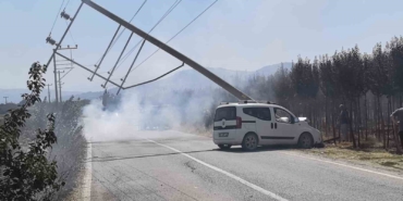 Kontrolden çıkan kamyonet elektrik direğini yerle bir etti