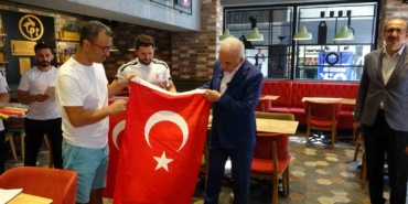 Ümraniye kırmızı beyaza büründü: 40 bin Türk bayrağı dağıtıldı