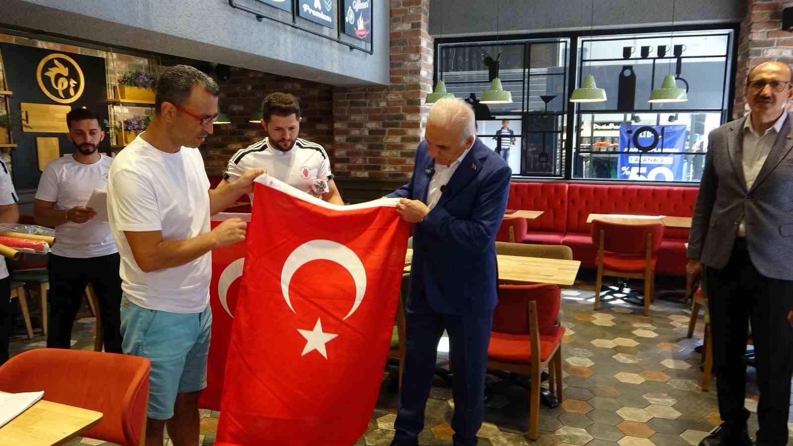 Ümraniye kırmızı beyaza büründü: 40 bin Türk bayrağı dağıtıldı