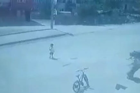 Koşarak caddeye çıkan 4 yaşındaki çocuğa otomobil böyle çarptı