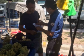 Karacabey’de polis dolandırıcılığa karşı broşür dağıttı