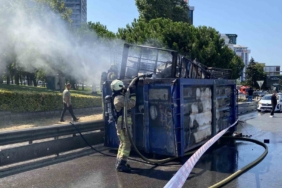 Kadıköy’de hurda yüklü kamyonun dorsesi alev alev yandı