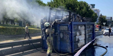 Kadıköy’de hurda yüklü kamyonun dorsesi alev alev yandı