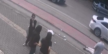 Market alışverişinden çıktı, hastanelik oldu: Kaza anı kamerada