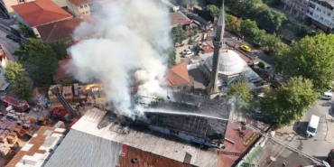 Beykoz’da 3 katlı binanın çatısında korkutan yangın