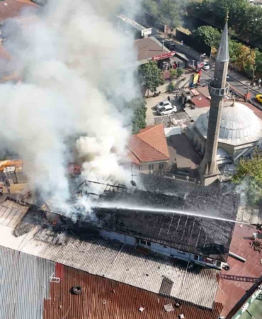 Beykoz’da 3 katlı binanın çatısında korkutan yangın