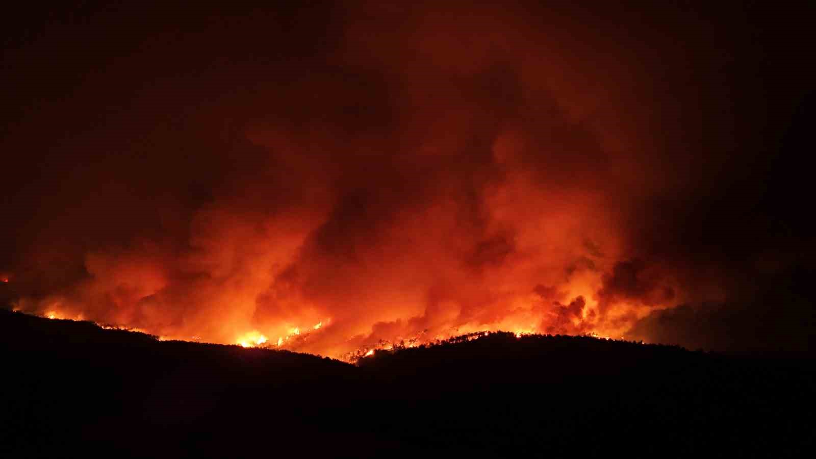 Çanakkale’de alevler geceyi aydınlattı, o anlar dronla görüntülendi