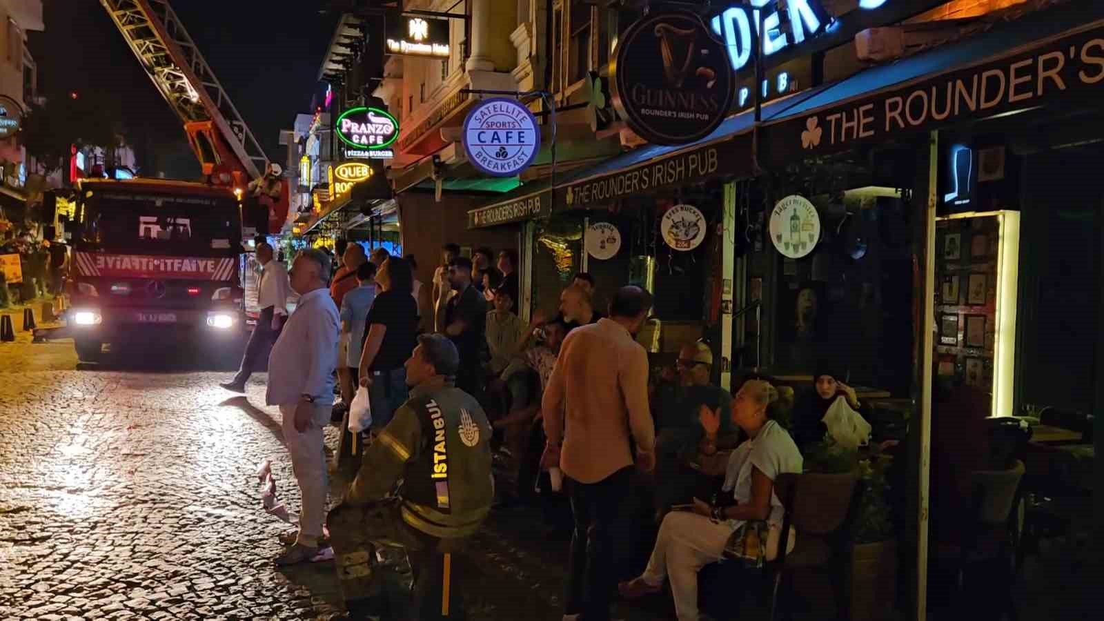 Fatih’e otelde korkutan yangın: Konaklayanlar tahliye edildi