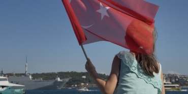 ’TEKNOFEST Mavi Vatan’da 9 geminin Boğaz’dan geçişine vatandaşlardan yoğun ilgi