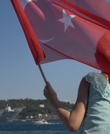 ’TEKNOFEST Mavi Vatan’da 9 geminin Boğaz’dan geçişine vatandaşlardan yoğun ilgi