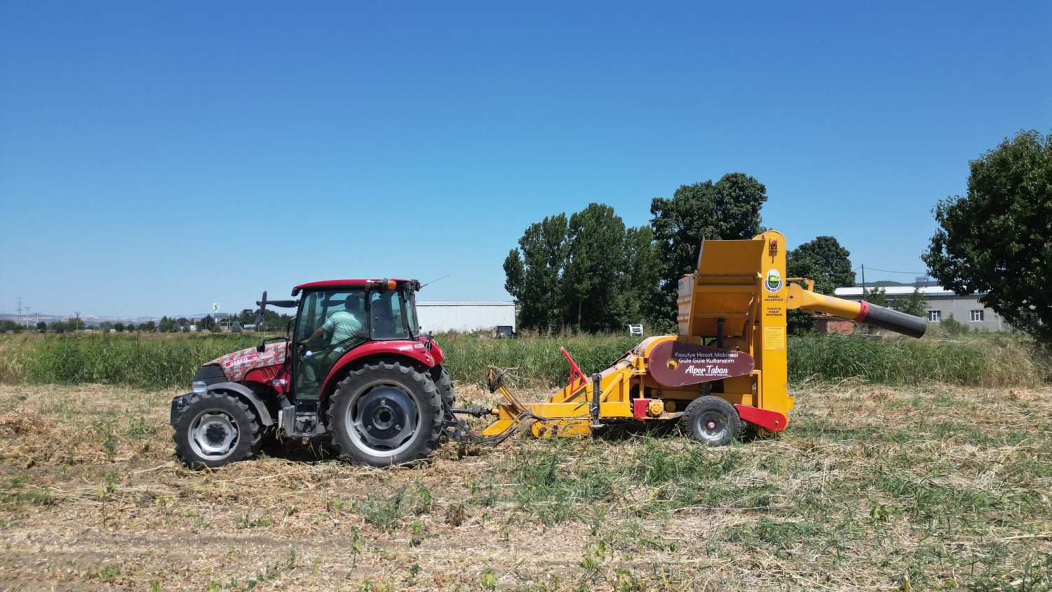 Kuru fasulye hasat makinesi İnegöl tarlalarında mesaiye başladı