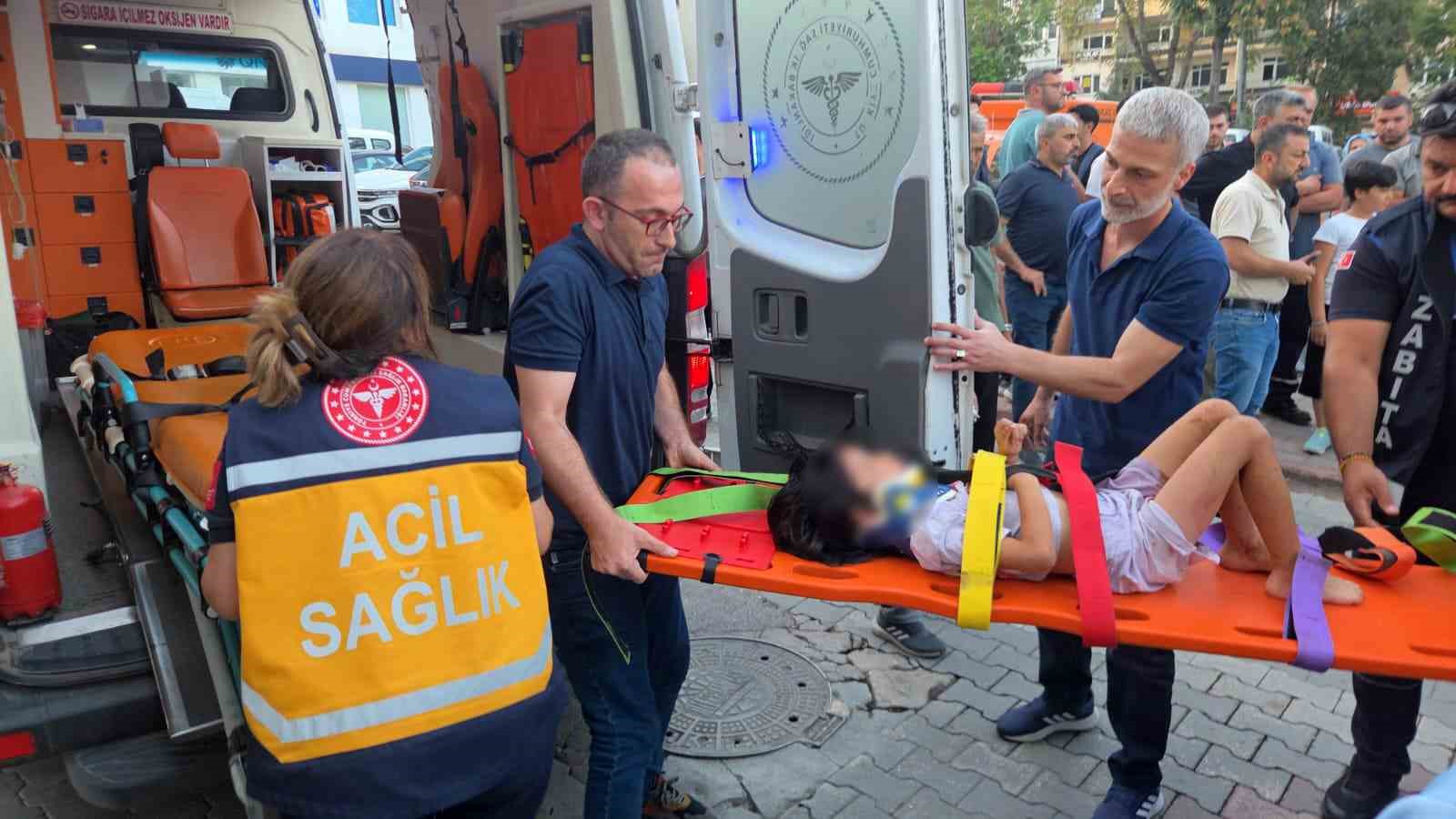 Motosiklet önce küçük çocuğa ardından otomobile çarptı: 2 yaralı