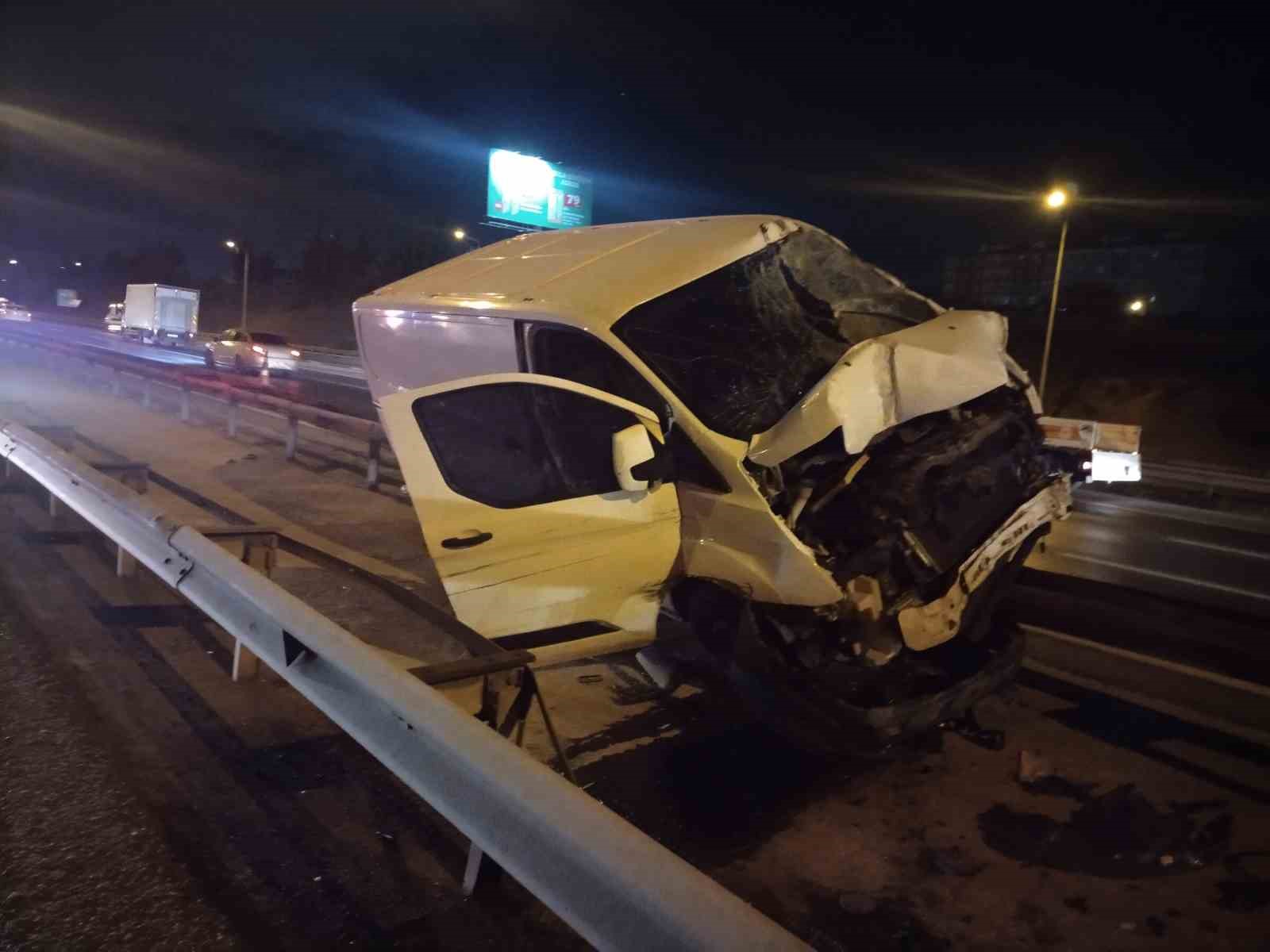 TEM Otoyolu’nda kontrolden çıkan panelvan bariyere girdi: 1 yaralı