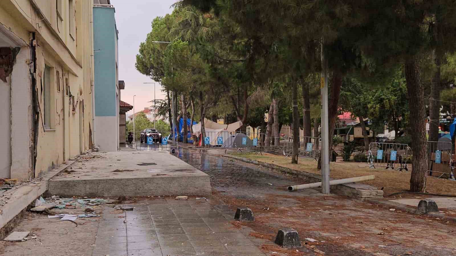 Depremin vurduğu Sındırgı’da aylar sonra yağmur yağdı