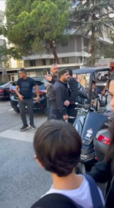 Kadıköy’de bir şahıs çocuğunun gözü önünde velilere bıçakla saldırmaya çalıştı