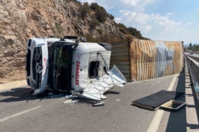 Kocaeli’nde tır devrildi, sürücü yaralandı: İstanbul istikameti trafiğe kapandı