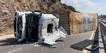 Kocaeli’nde tır devrildi, sürücü yaralandı: İstanbul istikameti trafiğe kapandı