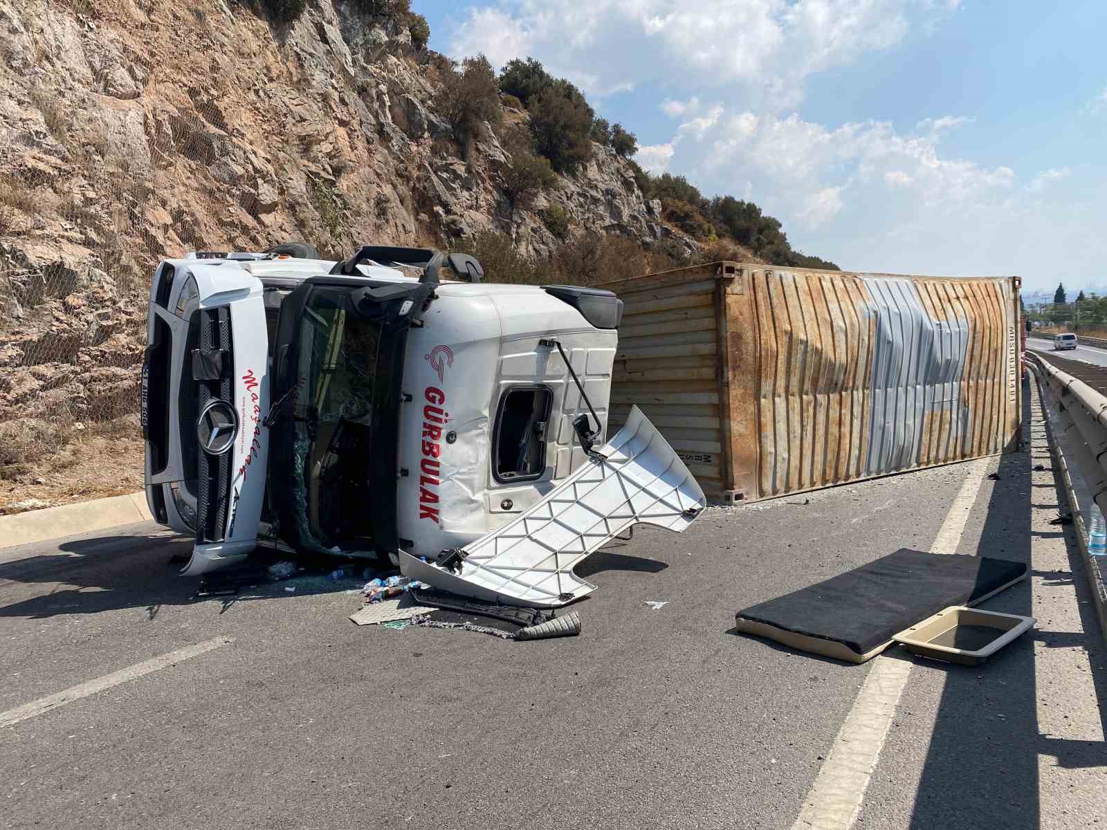 Kocaeli’nde tır devrildi, sürücü yaralandı: İstanbul istikameti trafiğe kapandı