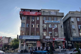 Bahçelievler İlçe Başkanlığı binasına "CHP İstanbul İl Başkanlığı" yazısı asıldı