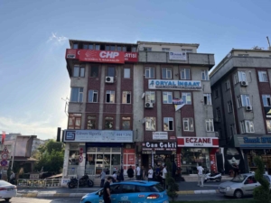 Bahçelievler İlçe Başkanlığı binasına "CHP İstanbul İl Başkanlığı" yazısı asıldı