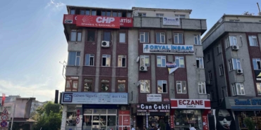 Bahçelievler İlçe Başkanlığı binasına "CHP İstanbul İl Başkanlığı" yazısı asıldı