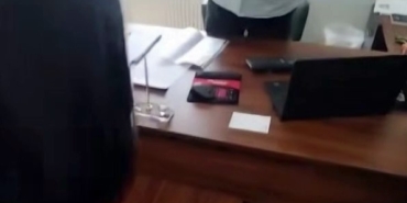 Kocaeli’de işten çıkarılan kadın, şantiye şefinin üzerine kaynar su döktü