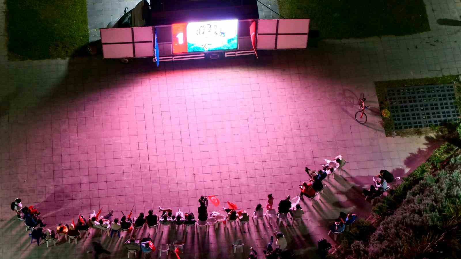 Arnavutköy’de milli heyecan: Yüzlerce kişi dev ekranda Türkiye-Almanya finalini izledi