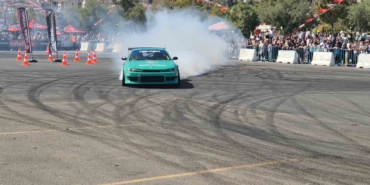 Drift şov: Asfalt eridi, lastikler yandı