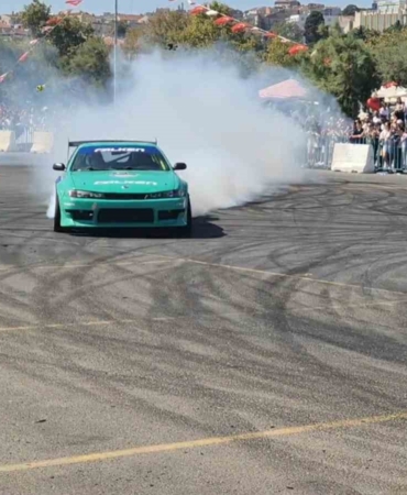 Drift şov: Asfalt eridi, lastikler yandı