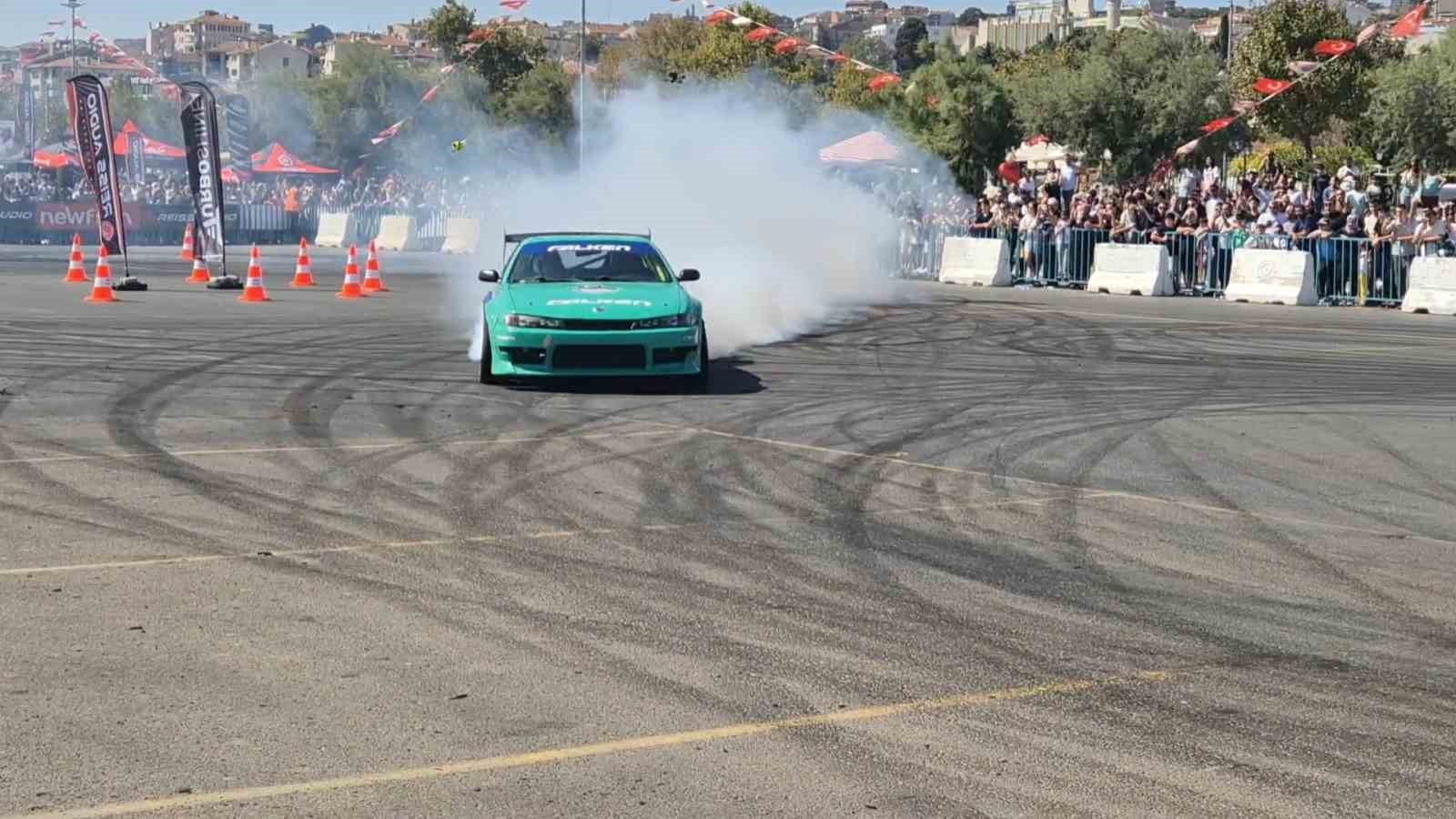 Drift şov: Asfalt eridi, lastikler yandı