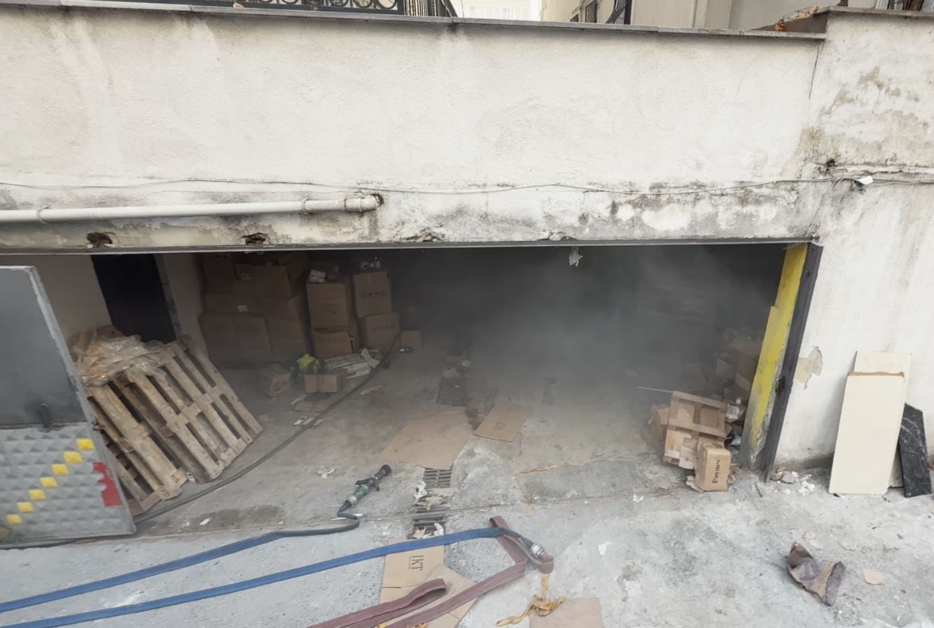Avcılar’da kozmetik deposunda yangın paniği