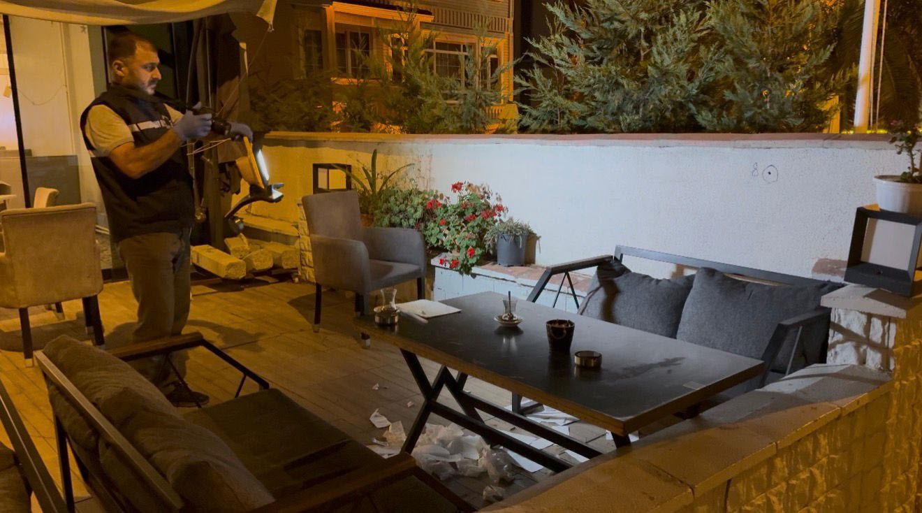 Kafeye silahlı saldırı kamerada