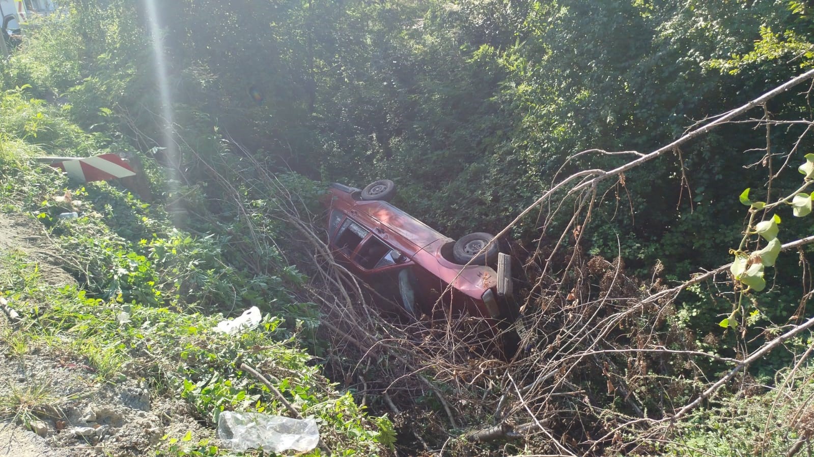Kontrolden çıkan otomobil şarampole devrildi: 3’ü çocuk, 5 yaralı
