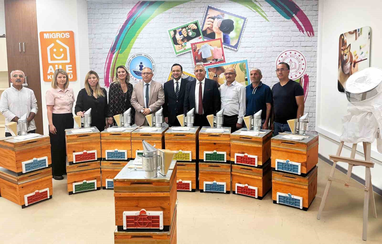 Migros Aile Kulübü’nden kursiyerlere arıcılık başlangıç seti desteği