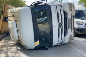 Beykoz’da hafriyat kamyonu devrildi: 1 yaralı