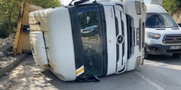 Beykoz’da hafriyat kamyonu devrildi: 1 yaralı