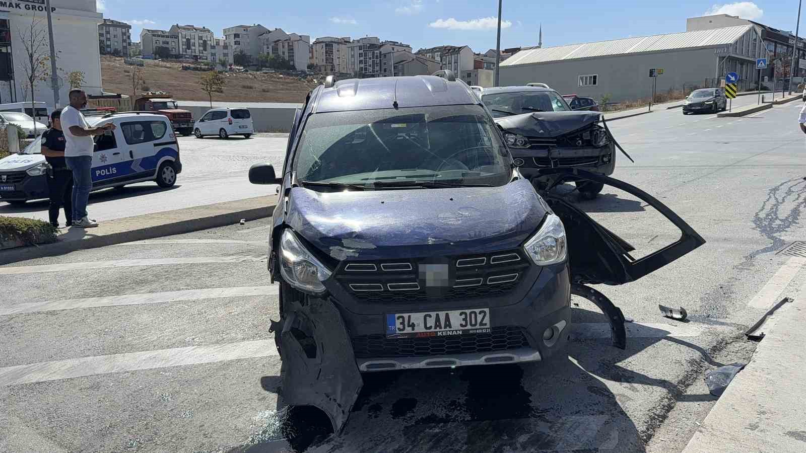 Arnavutköy’de iki araç çarpıştı: 1 yaralı