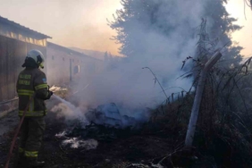 Çöp yangını depodaki tüplere sıçramadan söndürüldü