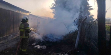 Çöp yangını depodaki tüplere sıçramadan söndürüldü