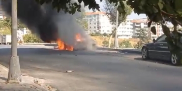 Avcılar’da park halindeki otomobil alev topuna döndü