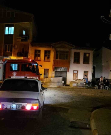 Depremlerin durmadığı Sındırgı’da vatandaşlar geceyi dışarıda geçirdi