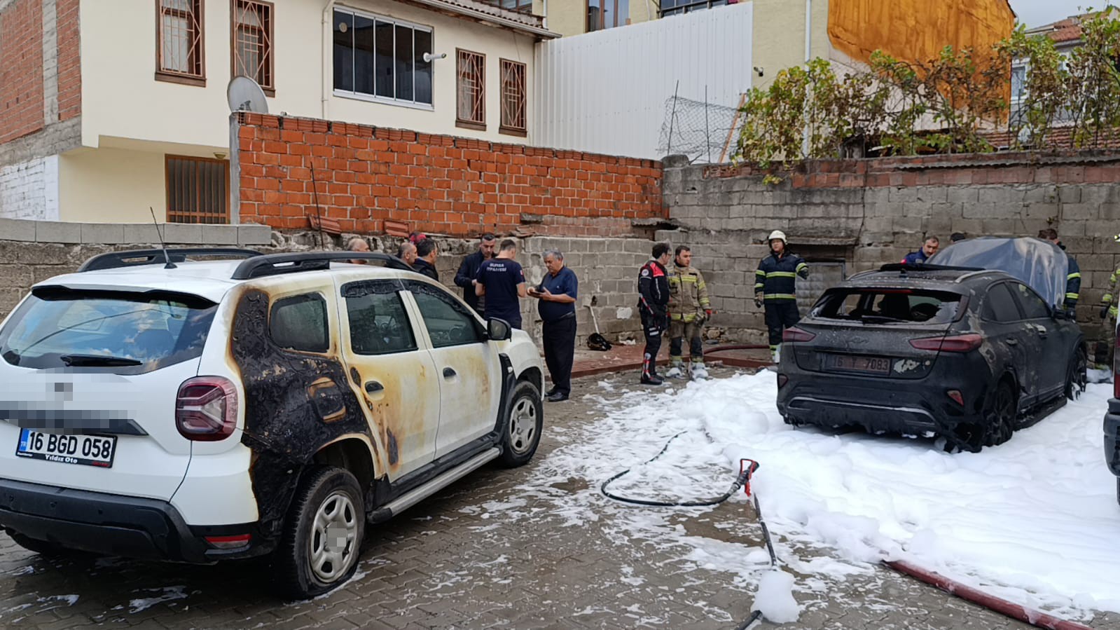 Bursa’da park halindeki otomobil alev alev yandı, yangın iki araca sıçradı