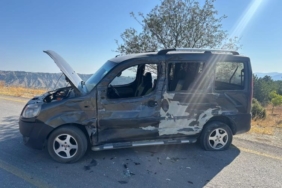 Bilecik’te kamyon ile hafif ticari aracın kafa kafaya çarpıştı, 2 yaralı