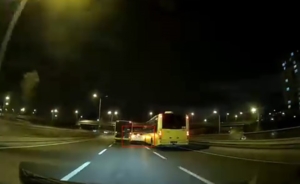 Başakşehir’de makas atan otomobil 2 otobüse çarptı